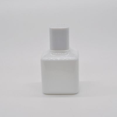 China Factory supply New design 100ml square glass perfume spray bottle with cap 