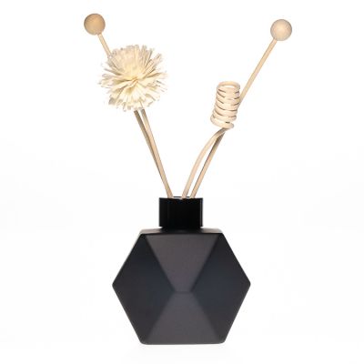 Manufacturer 100ml Polyhedral Shaped Matte Black Glass Diffuser Bottle with Rattan Stick Flower