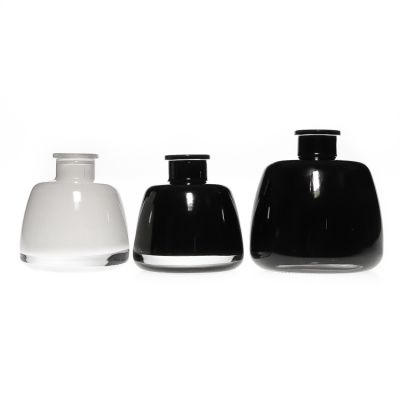 Fancy Inside Spraying Color 100ml 200ml Black / White Reed Diffuser Glass Bottle with Reed Sticks