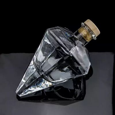Fashion Pyramid shaped Popular design super flint 700 ml Vodka glass bottle transparent glass bottle with cork