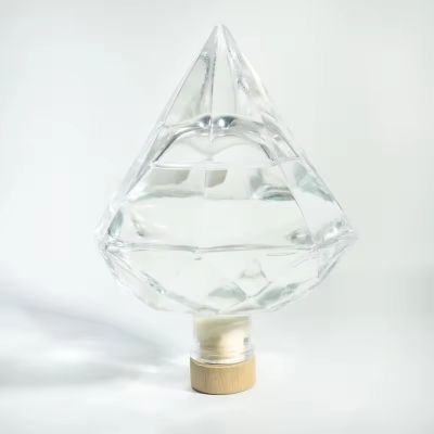 Diamond shape glass bottle whiskey decanter liquor bottle with cork