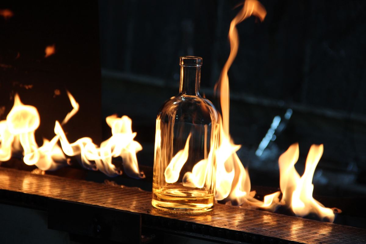 Glass bottle quality verification test scene supporting safe packaging for spirits and wine