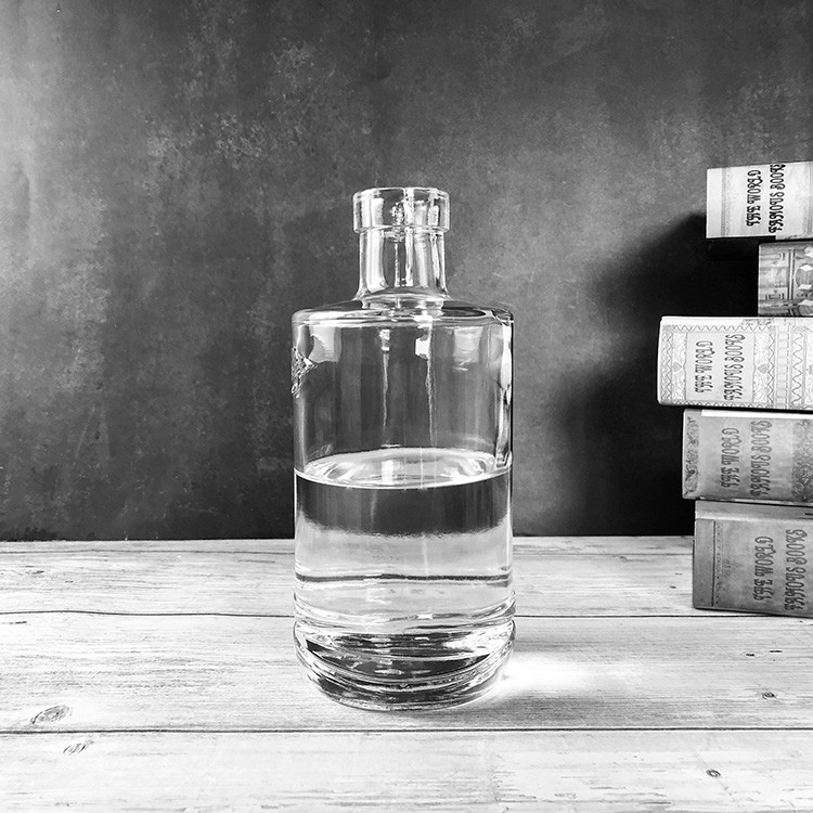 Thick Bottom 700ml Clear Glass Spirit Liquor Bottle with Embossed Logo