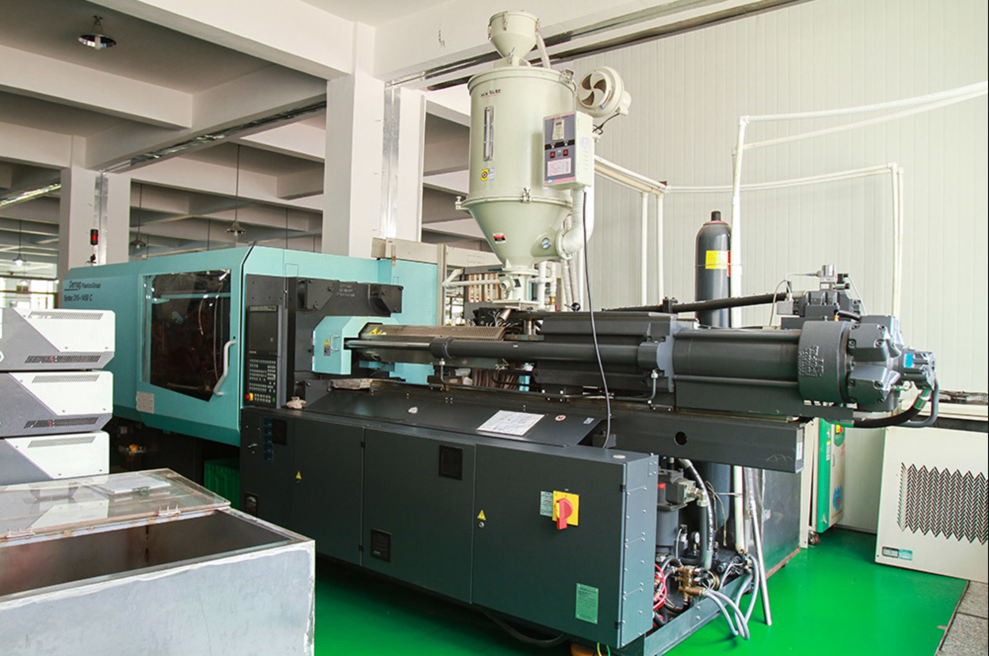 Plastic component injection molding equipment