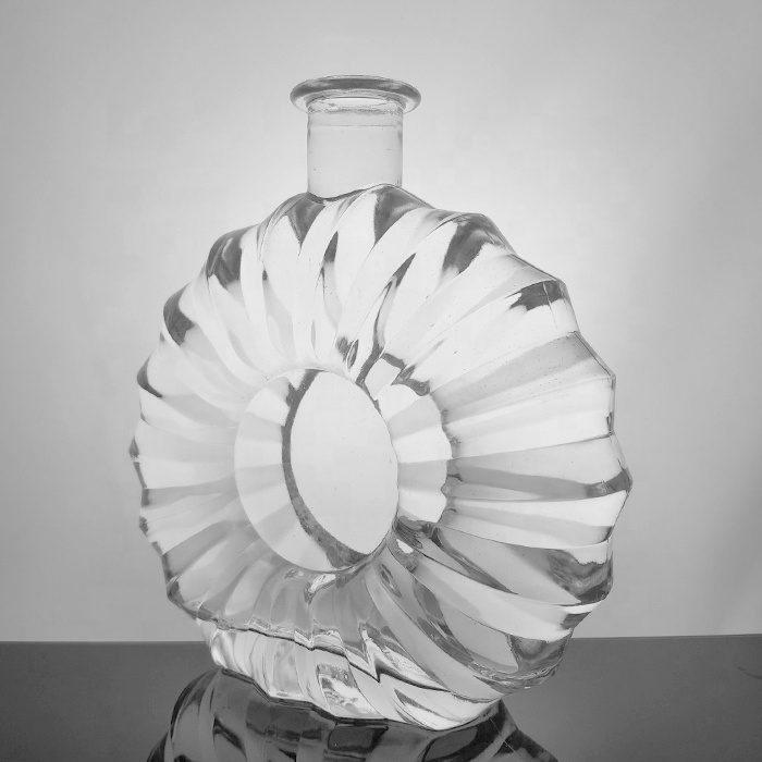 Empty Clear Decorative Glass Cognac Wine Bottles 70 cl Engraving Flat 700ml Fancy XO Brandy Glass Bottle With Corks