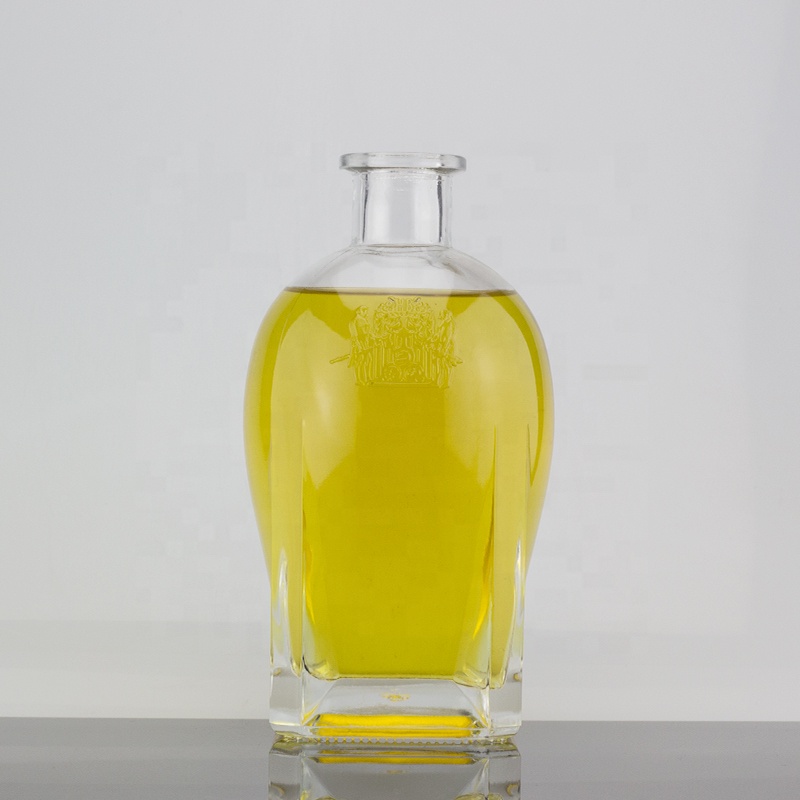 Cork Sealed 700ml Transparent Super Flint Whisky Glass Bottle With Embossed Logo 