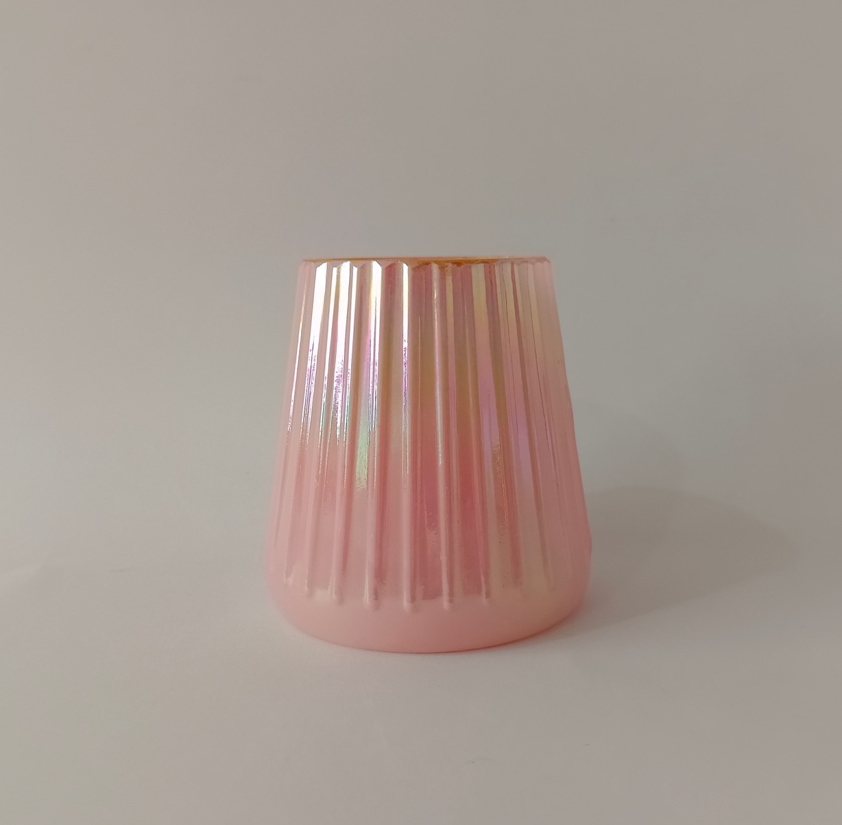 Pink simple modern creative cone spray color glass candle can, suitable for home and restaurant decoration