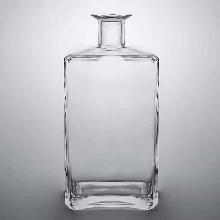 Wholesale Hot Sell Customized Empty Transparent 700ml 750ml Vodka Gin Whiskey Spirits Glass Bottles with cork