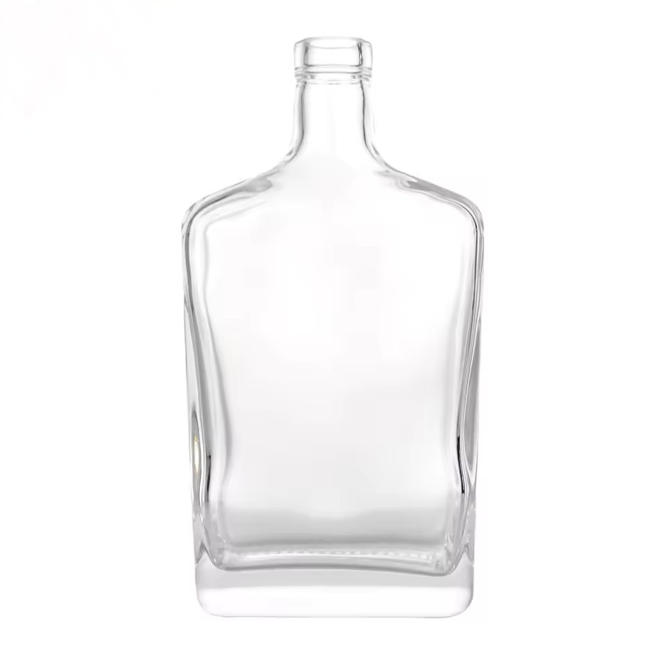 Customizable Premium 700ml Square Glass Liquor Bottle for Whiskey, Rum, Vodka, and Gin with Cork Stopper