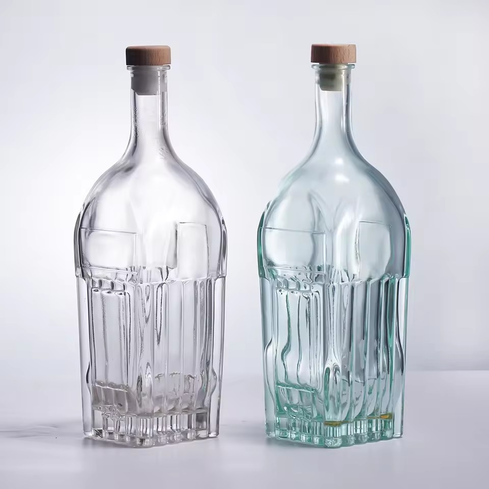 Luxury High Quality Glass 700ml Beverage Bottles with Cork Sealing for Vodka Whisky Rum for Parties Gatherings Festivals