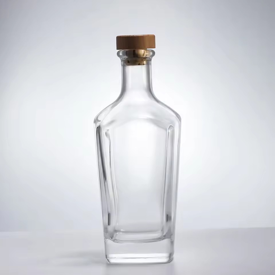 Custom 750ml Clear Glass Bottle with Flat Square Shape and Cork Stopper for Tequila Rum Vodka Whiskey Brandy Wine Storage