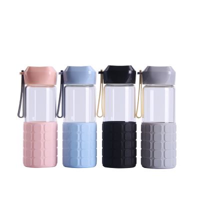 Borosilicate glass water bottle portable water bottle with silicone sleeve 