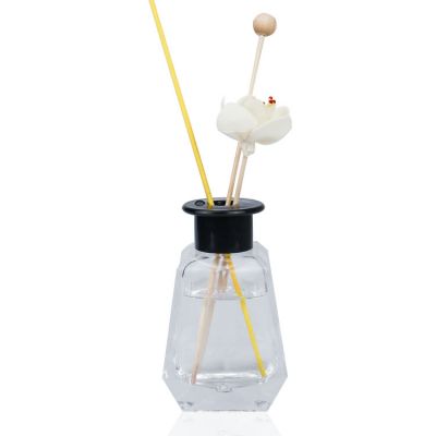 The Supplier Provides a Tilted Square Crystal 200ml Glass Oils Aromatherapy Bottle with Plastic Hole Cover