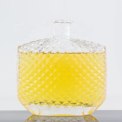 Customized Embossing Flat Super Flint Glass Bottle 750 Ml Electroplating Brandy Cork Stopper Bottle 