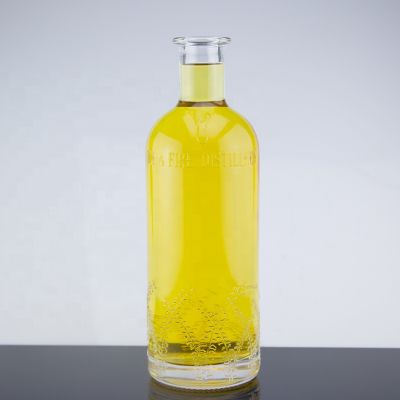 Customized Empty Transparent Vodka Glass Bottle 750ml For Cork Sealed With Embossed Logo 