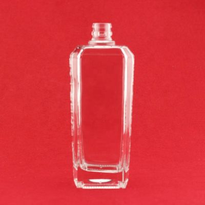 Custom Embossed Logo 700ml Glass Liquor Bottle Beautifully Crafted Spirits Bottle With Plastic Cap 