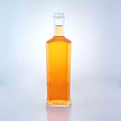 China Hot Selling Super Flint Glass Whiskey Bottle Square Pop 700ml750ml Whiskey Glass Bottle with Cork