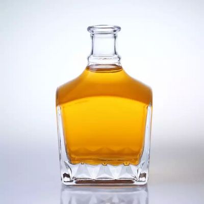 China Hot Selling Super Flint Glass Whiskey Bottle Square Pop 700ml750ml Whiskey Glass Bottle with Cork