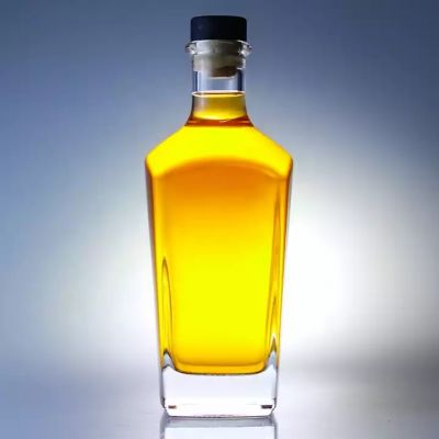 Hot Sale 700 ml Square Shaped Gin Bottle Thick Bottom Extra Flint Glass Dry Gin Bottle 70cl With Cork Finish