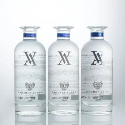 Customized logo 750ml 700ml heavy custom extra flint whisky liquor gin vodka rum tequila glass bottle with cork cap
