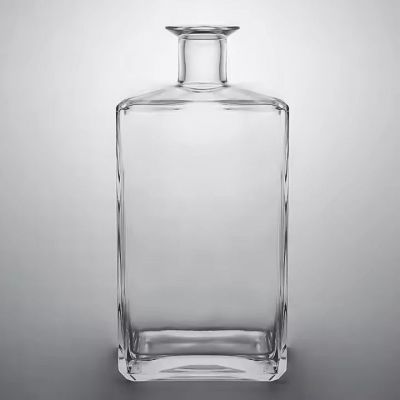 Wholesale Hot Sell Customized Empty Transparent 700ml 750ml Vodka Gin Whiskey Spirits Glass Bottles with cork