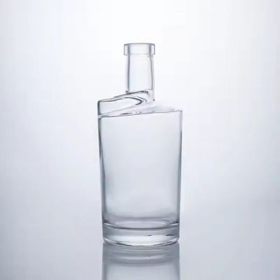 Wholesales Super Flint 700ml 750ml Spear Glass Bottle Free Sample with Cork for Whisky Vodka Rum Spirit Distillery Customized