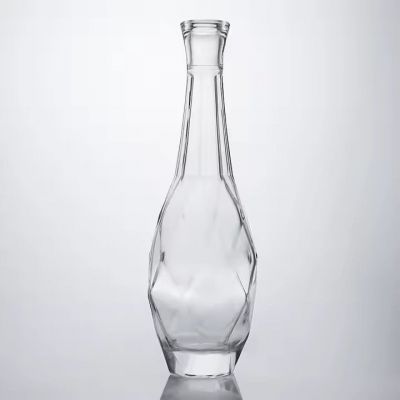 Customized 700ml 750ml Super Flint Spear Spirit Glass Bottle with Cork for Whisky Vodka for Distillery Wholesales
