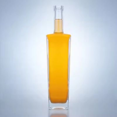 Venta caliente 500 ml 700 ml 750 ml botella de vidrio cuadrada botella de tequila de whisky alta transparente con corcho