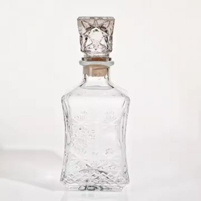 wholesale 500ml liquor glass bottle with stopper glass bottle factory for vodka whiskey gin bottle