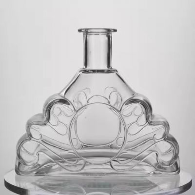 Chinese hot selling personalized 500ml 700ml 750ml whiskey vodka glass bottles with cork lid