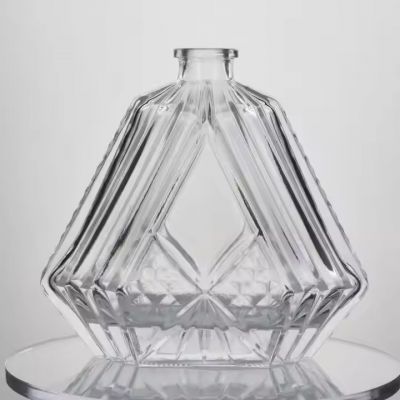 Customized clear different sizes 500ml 700ml 750ml whiskey brandy glass bottles with lid
