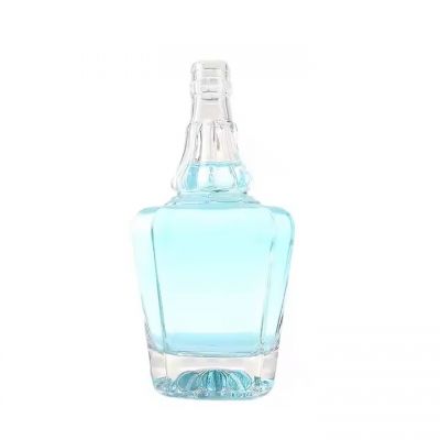 Hot Sale 750ml Square Glass Liquor Bottle Screw Beverage Vodka Whisky Drink Brandy Champagne Clear Glass Bottle With Screw Cap