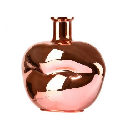 Fashionable Lips-Kiss Amour Electro-Pink Empty Customized Special Shape 500ml 750ml Luxury Glass Liquor Bottle