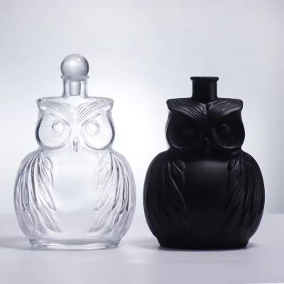 Wholesale of Customized 1000ml Owl Shaped Glass Bottles for Tequila and Brandy sealed with Glass Stoppers for Gatherings